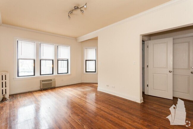 Building Photo - 742 W Addison St Unit 3N Rental