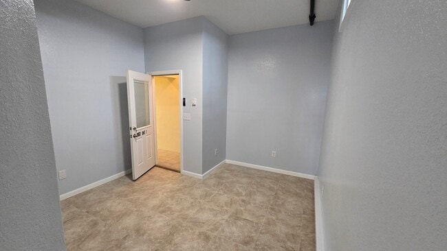 657 W Main St Unit 2