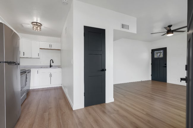 Photo - 207 W 25th St