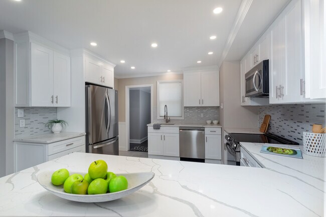 Photo - 1748 Stratfield Rd