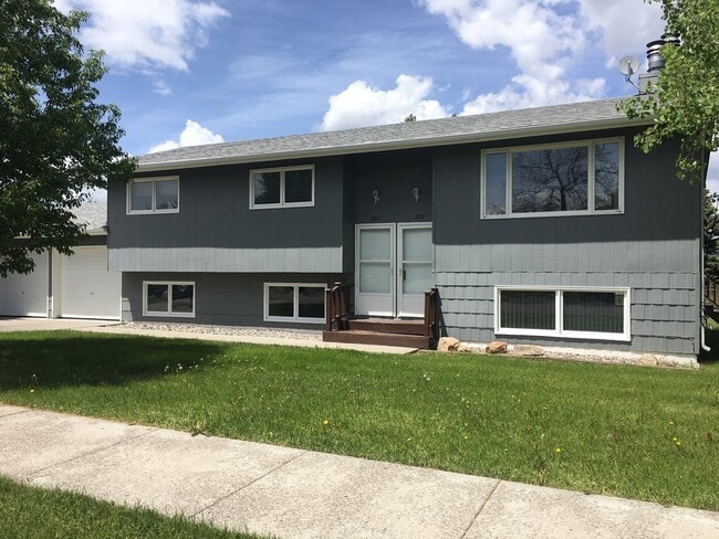 Building Photo - 3 Bedroom, 2 Bathroom Duplex- 5 minute wal... Rental