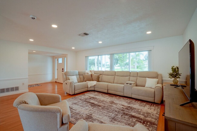 Building Photo - 3399 Espanola Dr