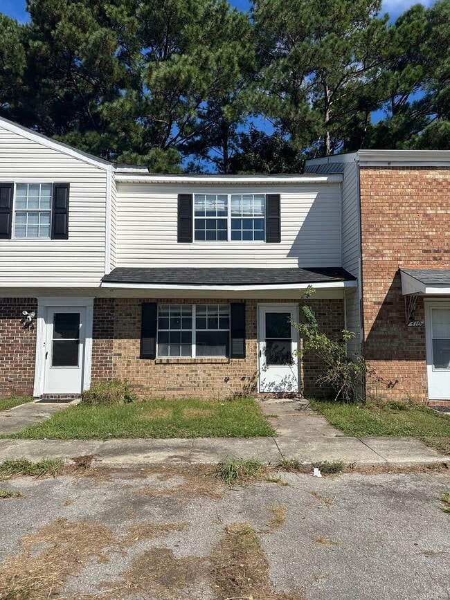 Building Photo - Coming Soon! Townhouse in Jacksonville