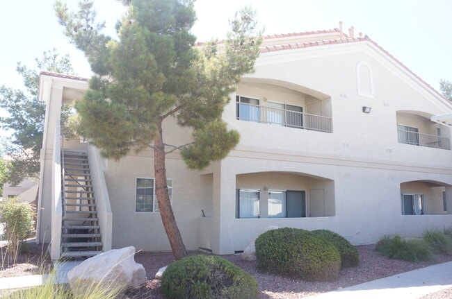 Building Photo - WONDERFUL 2 BEDROOM CONDO IN GATED COMMUNITY.