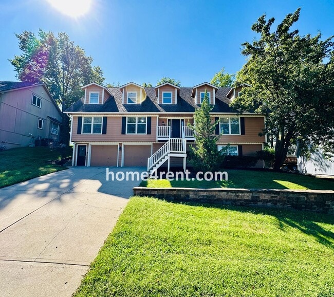 Building Photo - Gorgeous Lake Home w/ Beautiful Walking Tr...