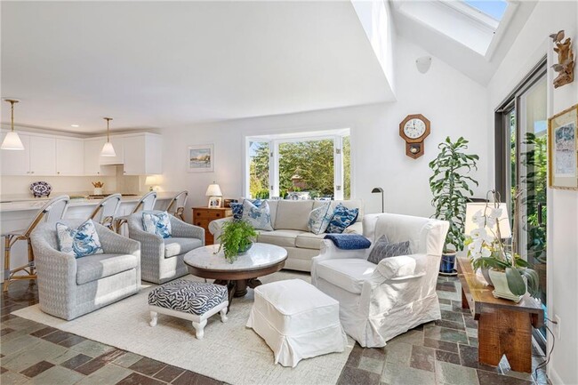 Building Photo - 140 Connection St