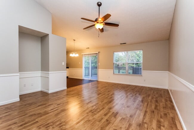 Photo - 762 Kingston Cir