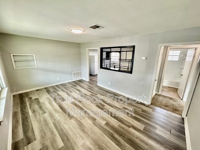 Photo - 610 W 1st St