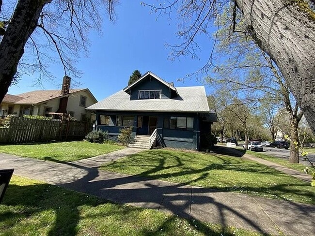 Building Photo - Spacious 4-Bedroom Home in an Excellent Location Near Parks, Shopping & the Fairgrounds