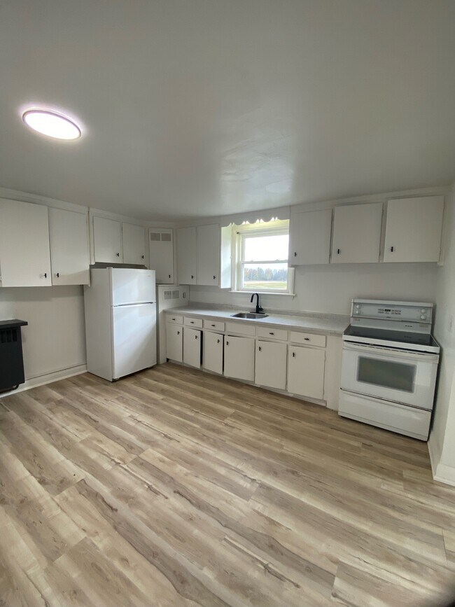 Photo - 1742 Confederation Line Unit 2