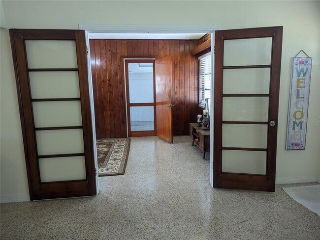 Photo - 2239 Hillview St