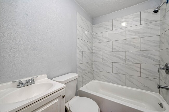 Building Photo - 5431 Willow Glen Dr