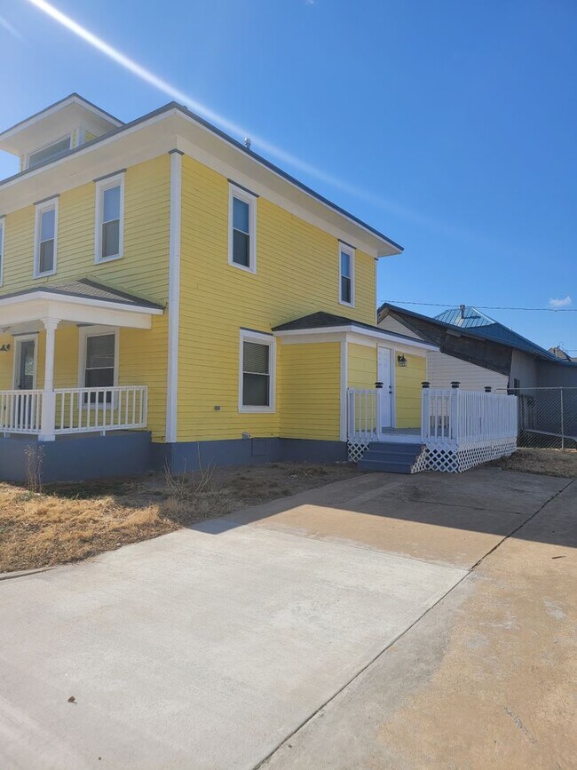 Photo - 802 W Oak Ave