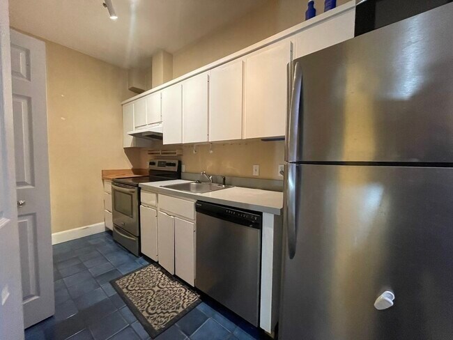 Building Photo - 3 Spruce St Unit 1B Rental