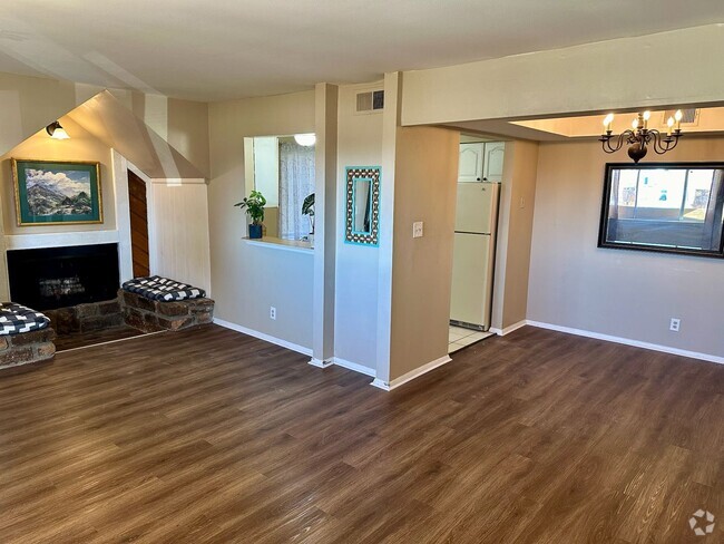 Building Photo - Beautiful move in ready first story condo.