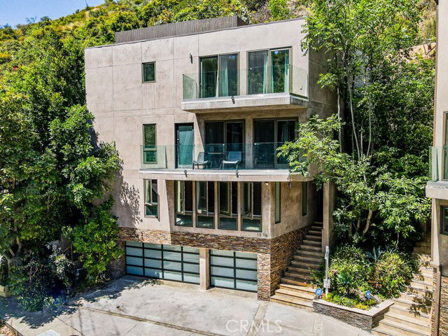 Building Photo - 1516 N Beverly Glen Blvd