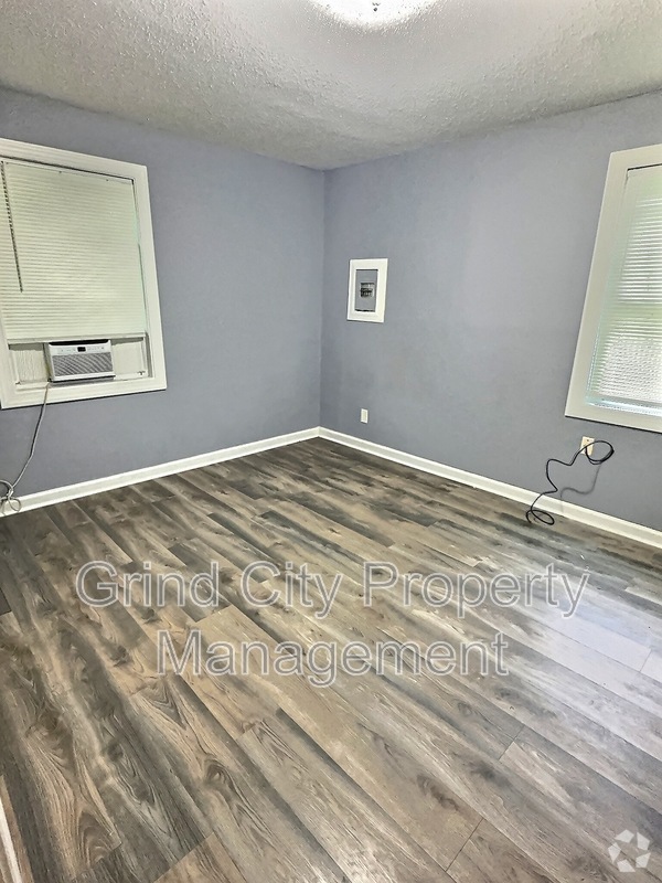 Building Photo - 3042 McAdoo Ave Rental