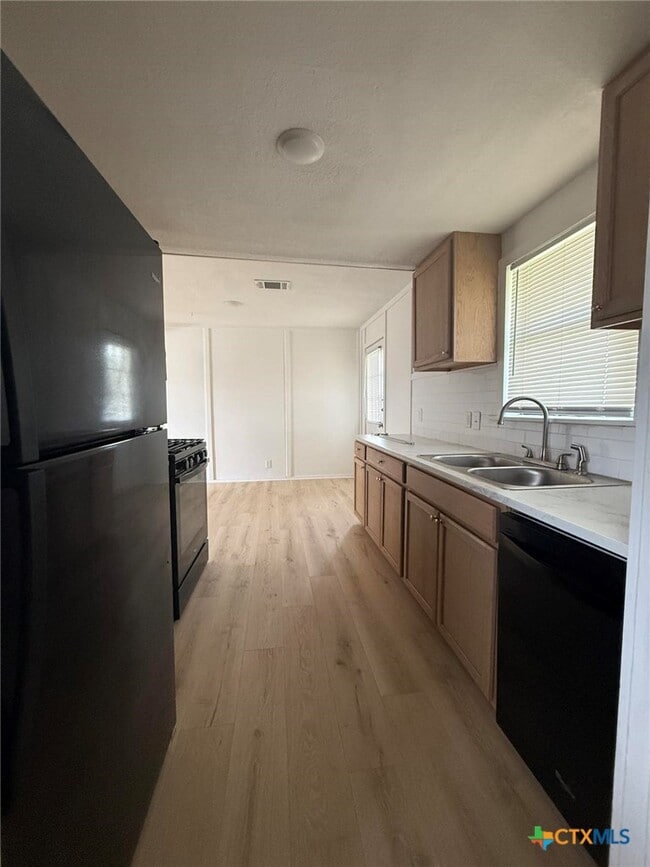 Photo - 620 W Avenue B