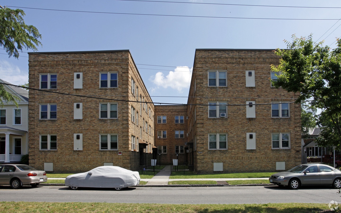 1200 Redgate Ave - Hamilton Court Apartments