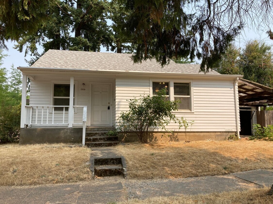 Campus House ~ 3 bedroom, 2 bath - Campus House ~ 3 bedroom, 2 bath