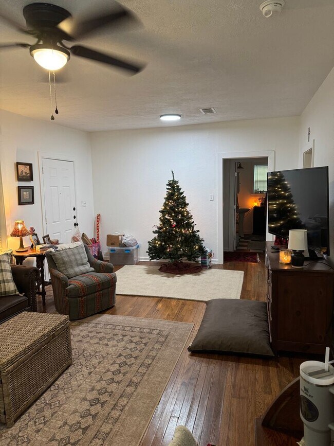 Photo - August Move-In! Charming 2/1 house near Do...