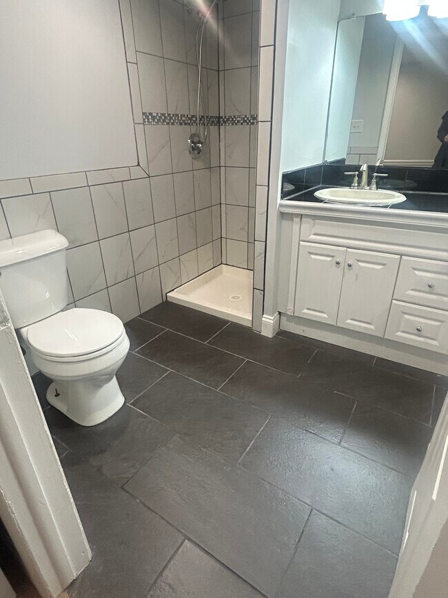 baño espacioso - 603 Washtenaw Ave Unidad 3