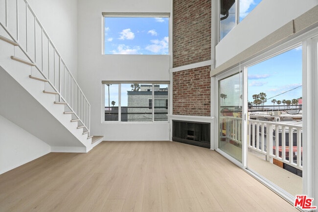 Building Photo - 10 19th Ave Unit 7