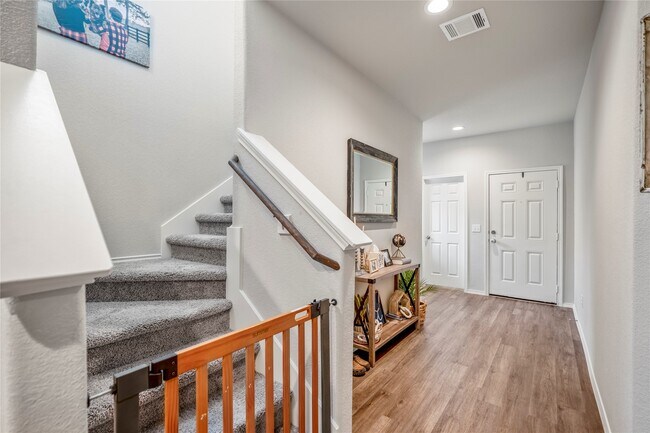 Photo - 210 Bellewood Mnr Dr