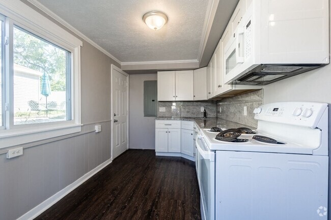 Building Photo - Renovated 2 Bed / 1 Bath Duplex Rental