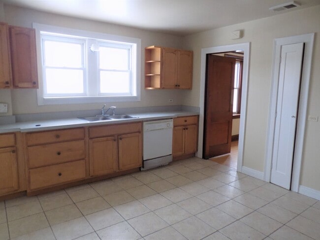 Photo - 328 Green Bay Rd