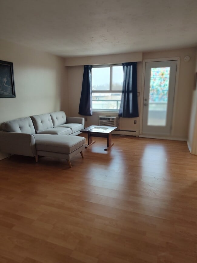 Photo - 58 Bridgeport Rd E