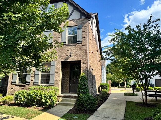 Building Photo - Beautiful End Unit Franklin Townhome