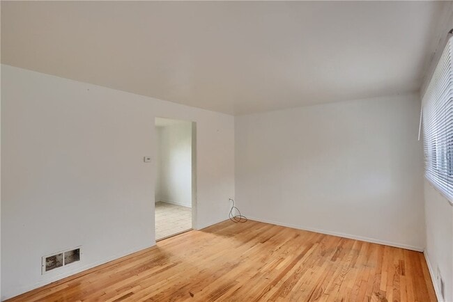 Photo - 448 Brierly Ln