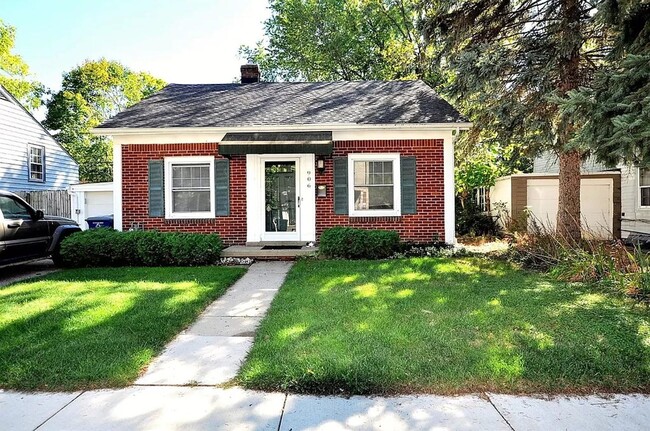 Building Photo - 906 Sylvan Ave Unit 01