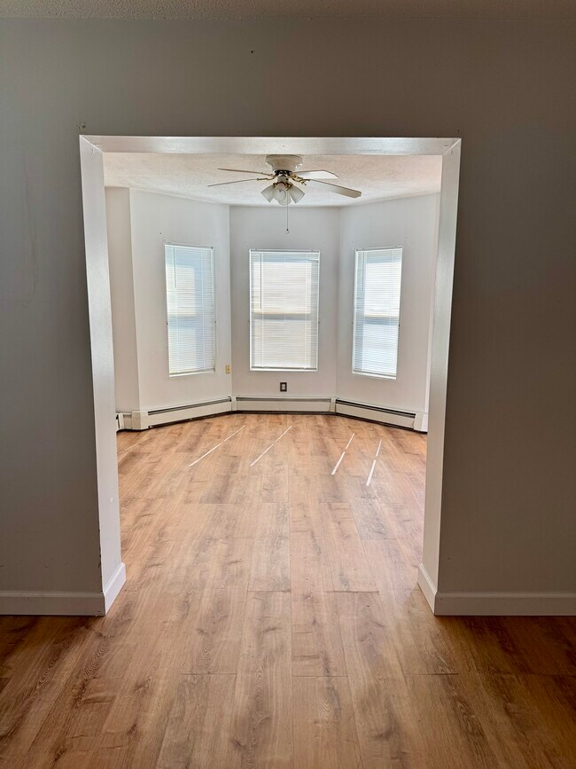Nuevo suelo de tablones en el salón y el comedor. - 48 Balcomb St Unidad 2