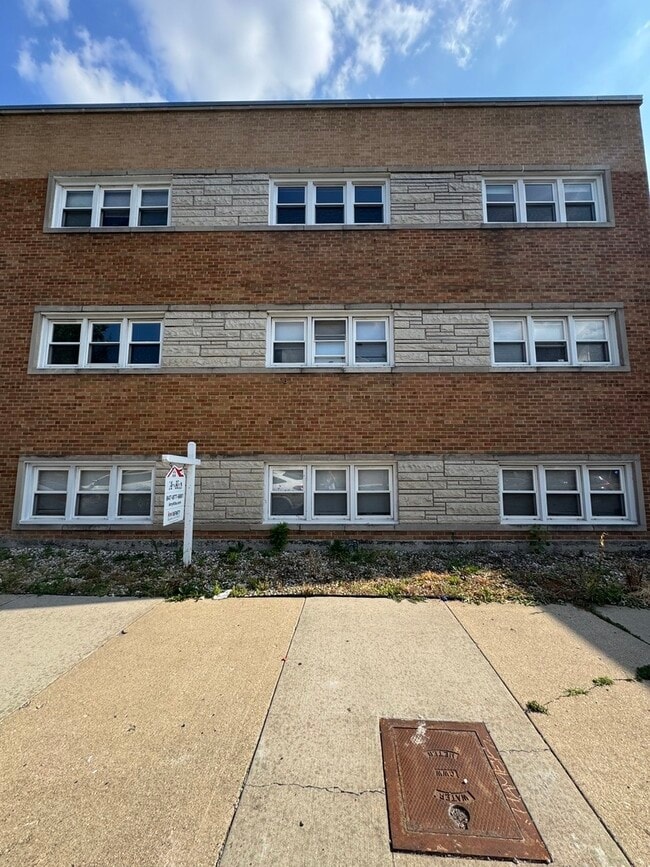 Building Photo - 5927 W Addison St Unit 1C Rental