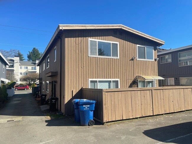 Building Photo - 32-4662 Unit C
