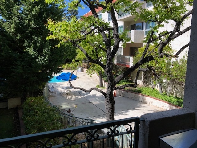 Courtyard/pool view from Livingroom and master bedroomivingroom, dining - 836 S Bundy Dr Unit 303