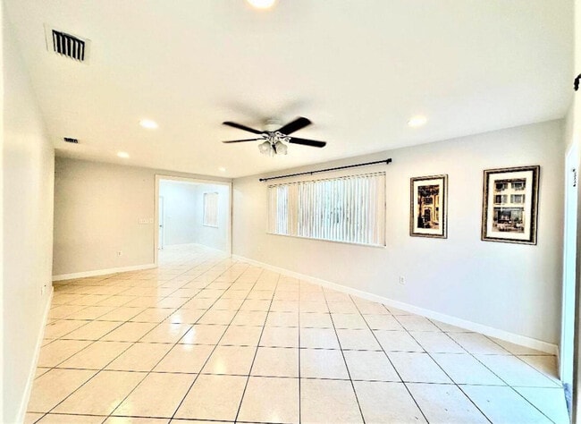 Photo - 700 NE 168th St