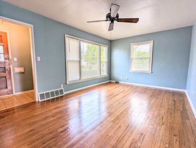 Photo - 3113 Silverdale Ave