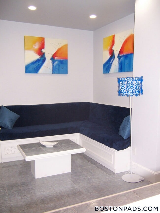 Building Photo - 188 Maverick St