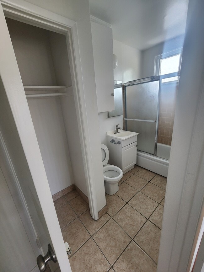 Bathroom - 1818 W Victory Blvd Unit C