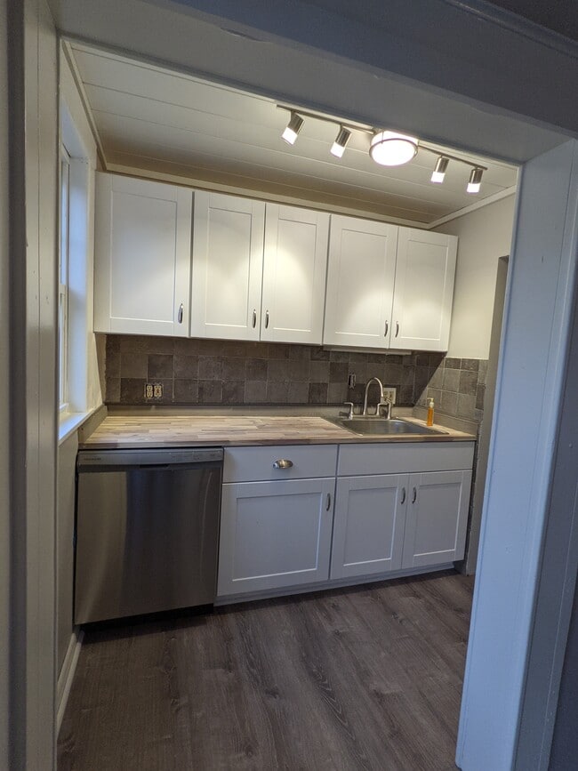 NEW KITCHEN - 16 Appleton St