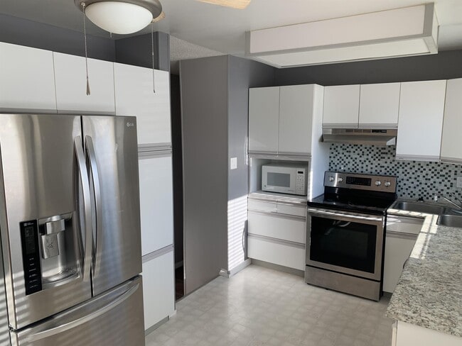 Photo - 9220-9115 115 Ave