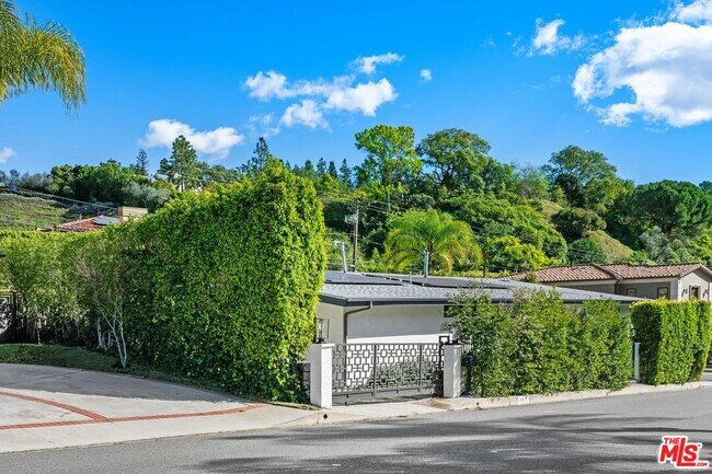 Photo - 2120 San Ysidro Dr