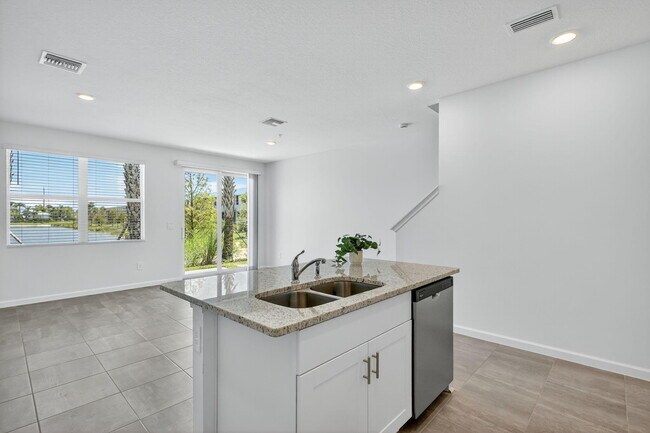 Photo - 483 Salisbury Cir