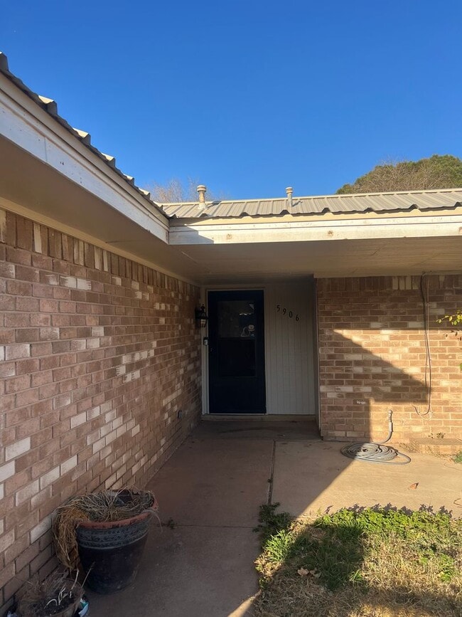 Photo - AVAILABLE NOW!! 3/2/2 near west end and LCU