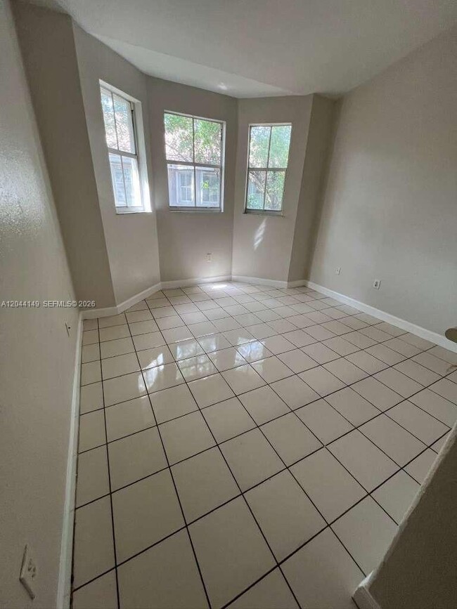 Building Photo - 1661 SE 28th St Unit 202