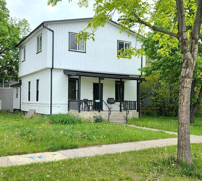 Sherwood Duplex and House - Sherwood Duplex and House Unit 829 Sherwood House