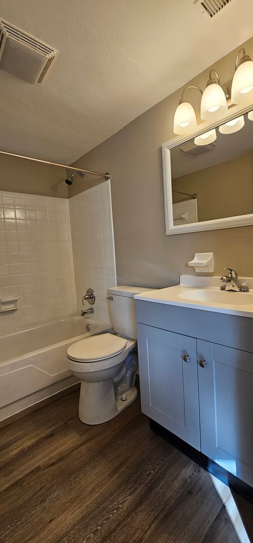 Building Photo - Spacious 1-Bedroom Apartment in Scenic Ket... Unit 4420 Flowerdale Apt A